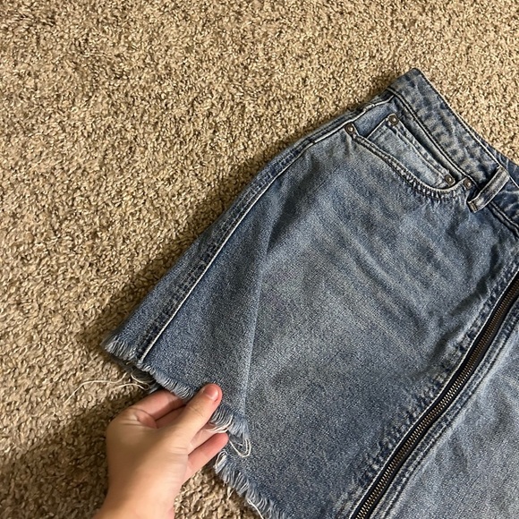 Free People We The Free Zip It Up Denim Mini Skirt Frayed Edge Sz 30 Blue Skater - Picture 3 of 8